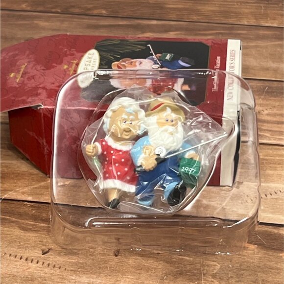 1997 HALLMARK KEEPSAKE ORNAMENT QX6112 THE CLAUSES ON VACATION FISHING SANTA - Picture 6 of 9